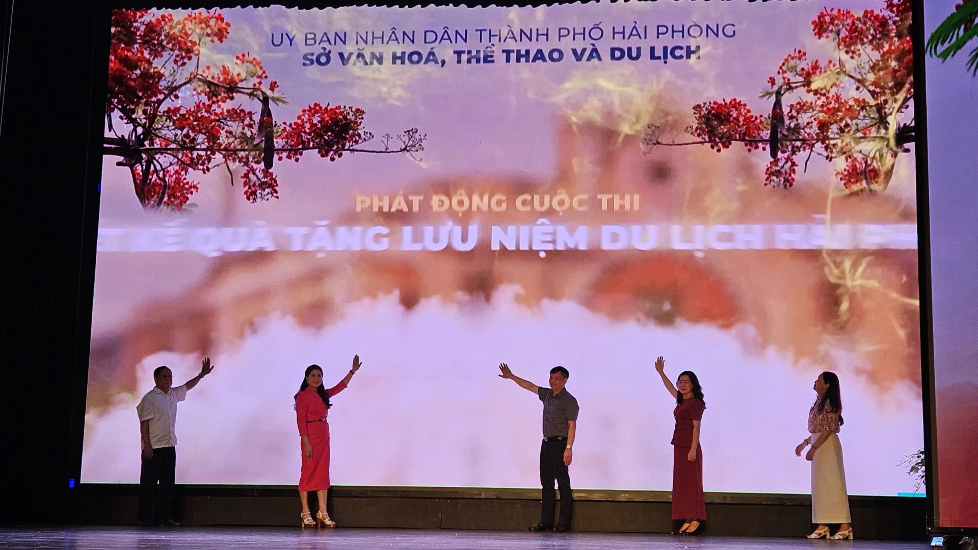 Các đại biểu nhấn nút phát động cuộc thi.