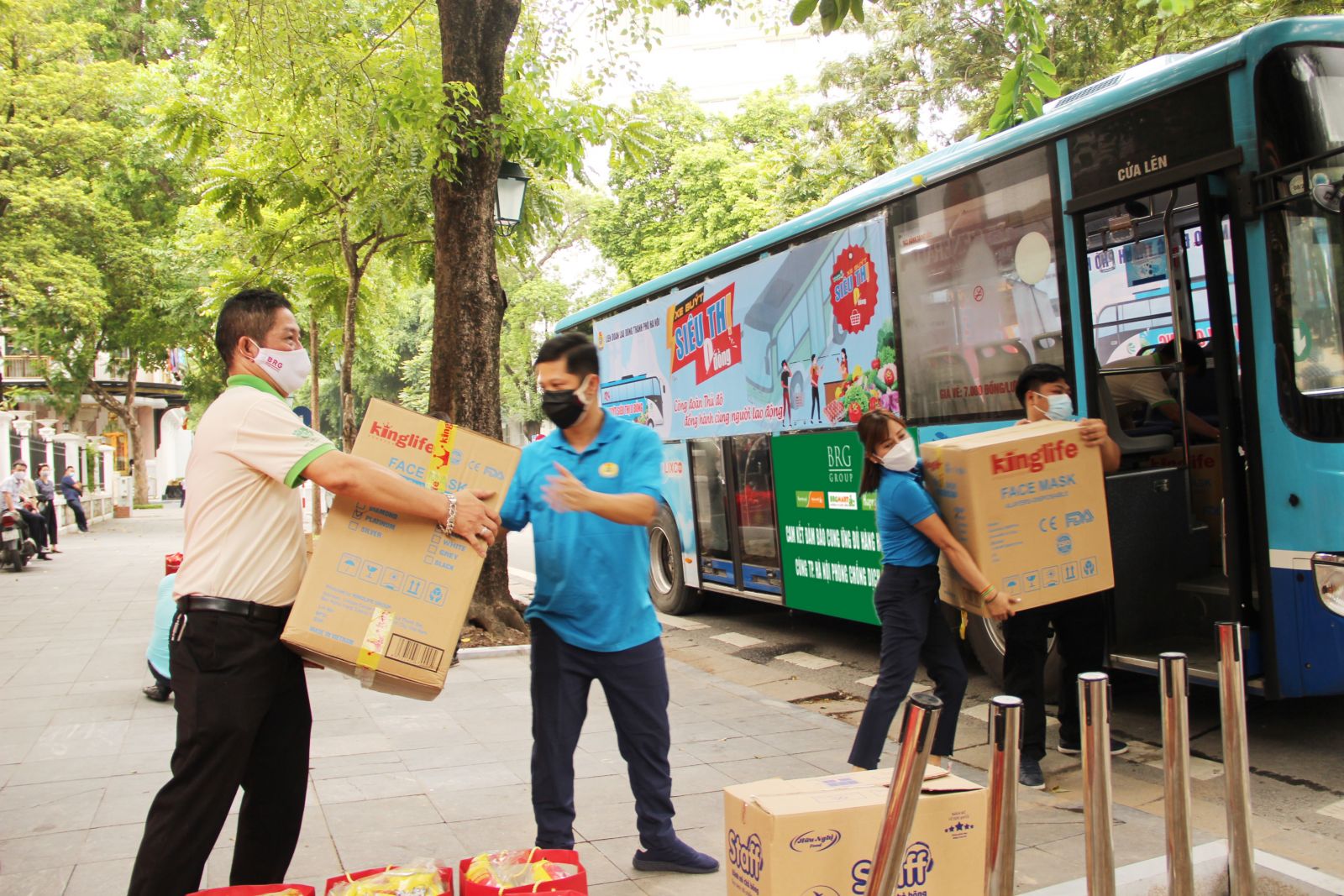 Những chuyến xe buýt “Siêu thị 0 đồng” ấm áp nghĩa tình đến với các khu công nghiệp, khu chế xuất để hỗ trợ người lao động gặp khó khăn do ảnh hưởng của dịch Covid-19